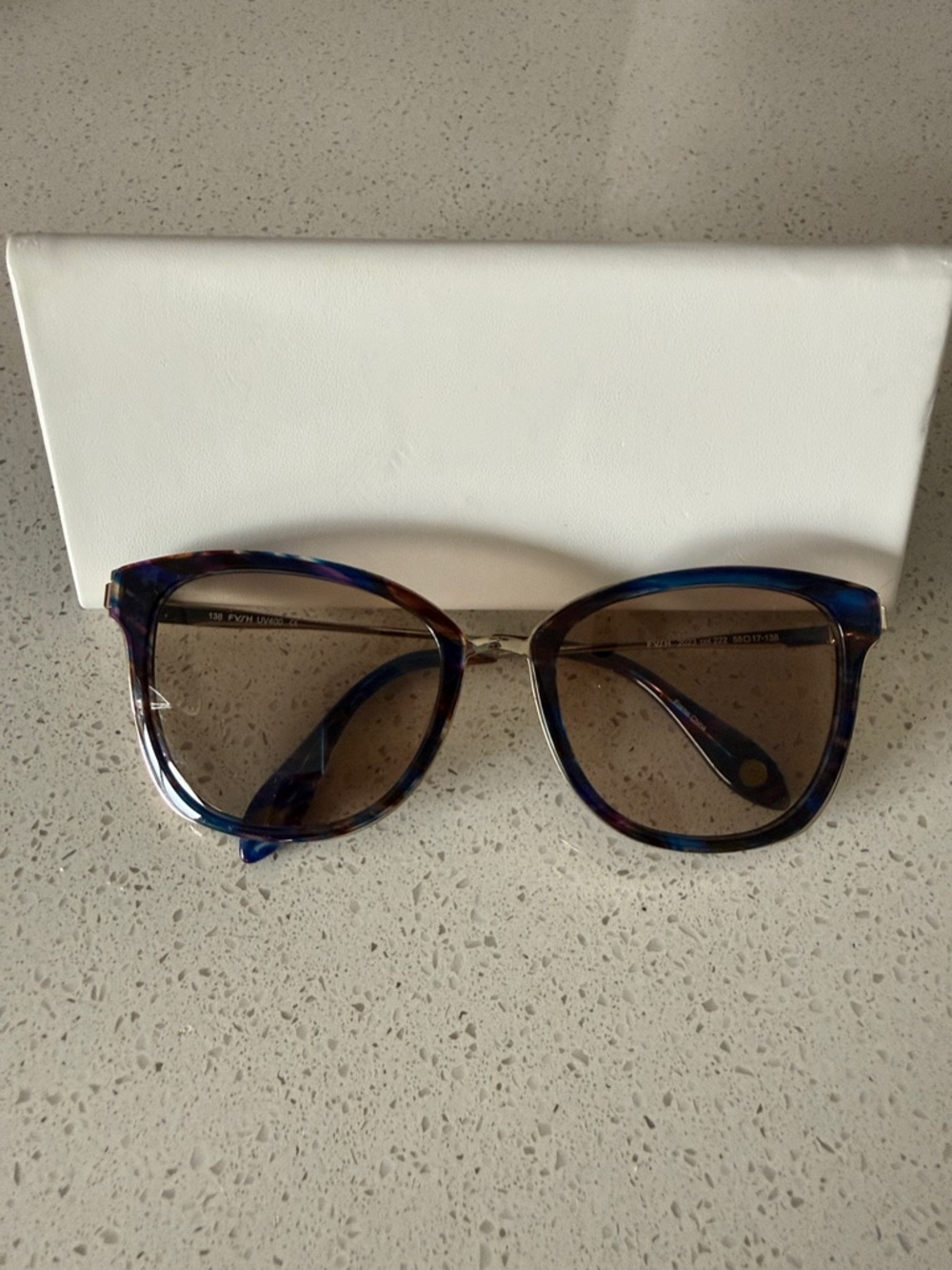 Stylish Cat-Eye Women's Sunglasses in Blue Tortoise